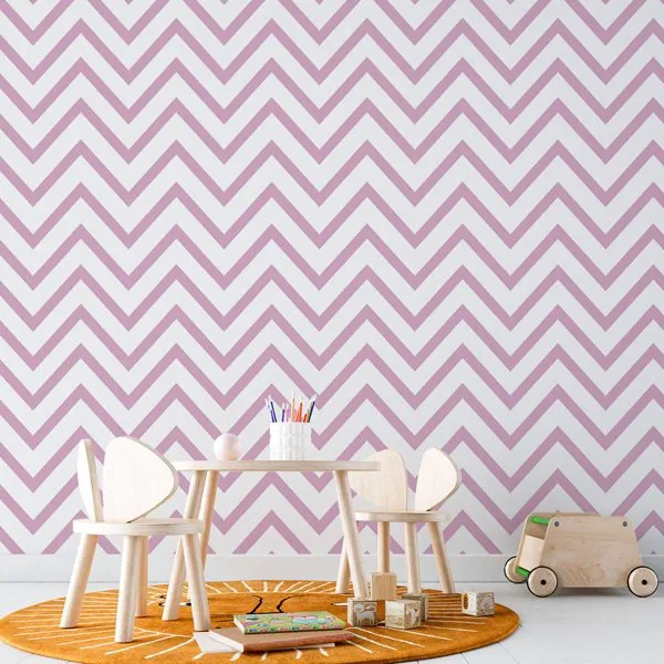 Chevron Slim Roxo — ambiente com o papel de parede aplicado