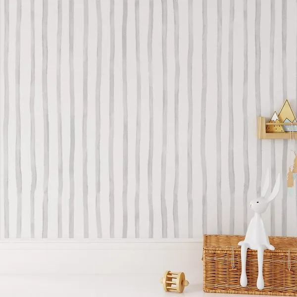 Listras Verticais Aquarela Slim Cinza — ambiente com o papel de parede aplicado