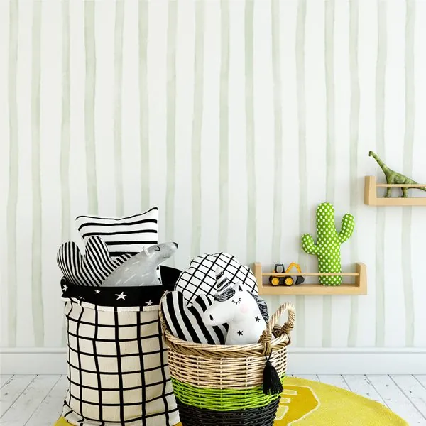 Listras Verticais Aquarela Slim Verde — ambiente com o papel de parede aplicado