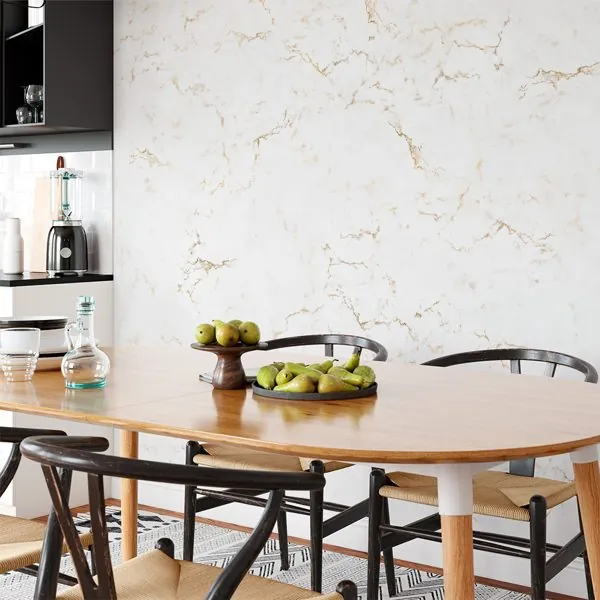 Marmore Carrara Gold — ambiente com o papel de parede aplicado