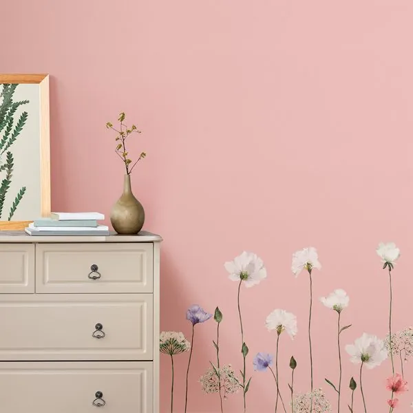 Primavera Clair Rose — ambiente com o papel de parede aplicado